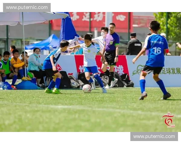 鞍山业余足球联赛精彩纷呈 本地球队竞技热情高涨 展现足球风采